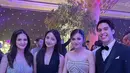 Syifa Hadju tampil anggun dalam strapless gown berwarna putih dengan detail salur mutiara yang memberi kesan klasik dan elegan. [@cuttaryofficial].