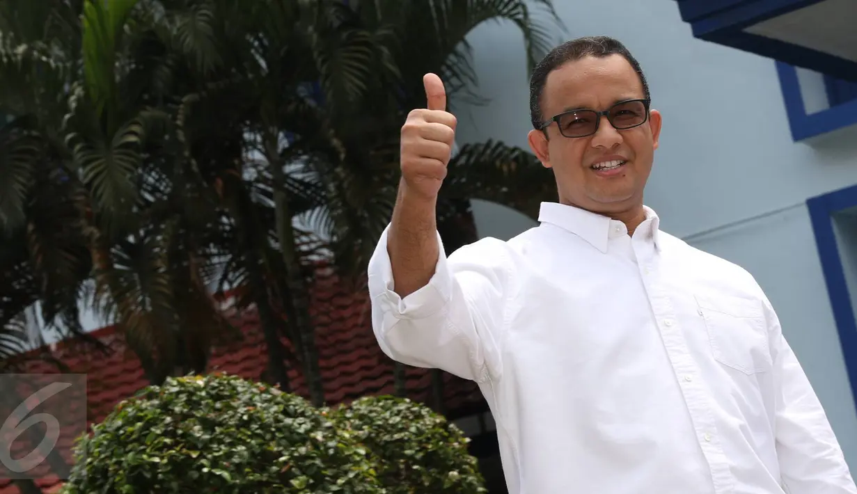 Cagub DKI Jakarta 2017 Anies Baswedan mengacungkan jempol kepada awak media saat akan menjalani tes kesehatan di RSAL Dr. Mintoharjo, Jakarta, Sabtu (24/9). Tes tersebut merupakan tahapan pendaftaran cagub dan cawagub. (Liputan6.com/Immanuel Antonius)