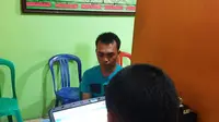 Azwar, warga Desa Tanjung Bugis, Kecamatan Sambas, Kabupaten Sambas, Kalbar, tersangka pembunuh istri sedang diinterogasi di kantor polisi. (Foto: Istimewa/Humas Polda Kalbar/Raden AMP)