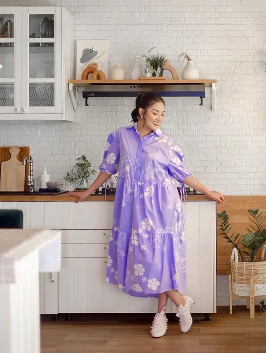 Lebih lanjut dikatakan, Nindy mendapatkan hak asuh kedua anaknya yang kini berusia 5 tahun dan 9 tahun.  (Instagram/nindyparasadyharsono)