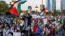 Pendukung Palestina melakukan aksi long march mengecam penyerangan Israel ke wilayah Palestina di Chicago, Amerika Serikat, Rabu (11/10/2023). Ribuan orang melakukan aksi dengan mengibarkan bendera Palestina, membawa poster, dan meneriakkan "Palestina Harus Merdeka". (Tyler Pasciak LaRiviere/Chicago Sun-Times via AP)