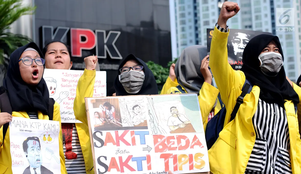 Sejumlah mahasiswa yang tergabung dalam UI Beraksi membentangkan tulisan saat aksi di depan Gedung KPK, Jakarta, Jumat (13/10). Mereka meminta KPK segera menetapkan kembali status tersangka kepada Setya Novanto. (Liputan6.com/Helmi Fithriansyah)