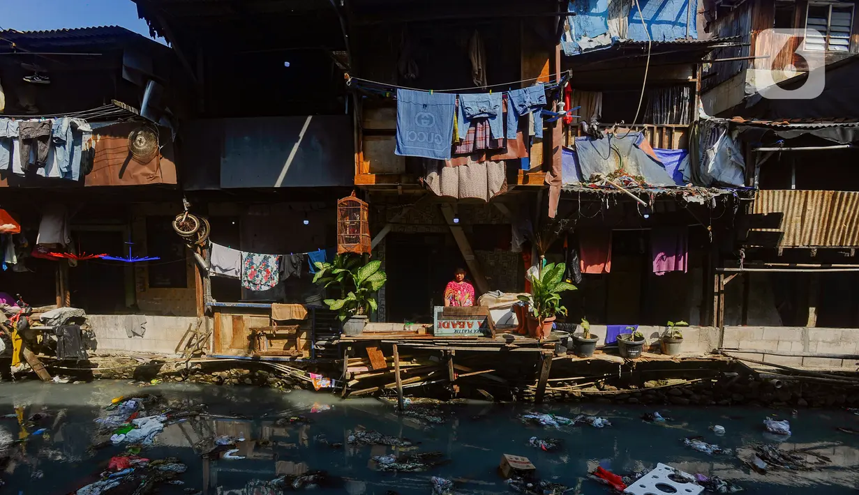 Berulang kali, sampah yang ada di kali Jati Baru dibersihkan pihak terkait. (merdeka.com/Arie Basuki)