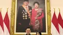 Annisa Pohan dan Agus Yudhoyono tampil serasi dengan batik Pacitan berwarna keabuan. Annisa terlihat anggun dalam midi dress dengan puffy sleeve sedangkan AHY terlihat gagah dalam kemeja lengan panjang. [@agusyudhoyono]
