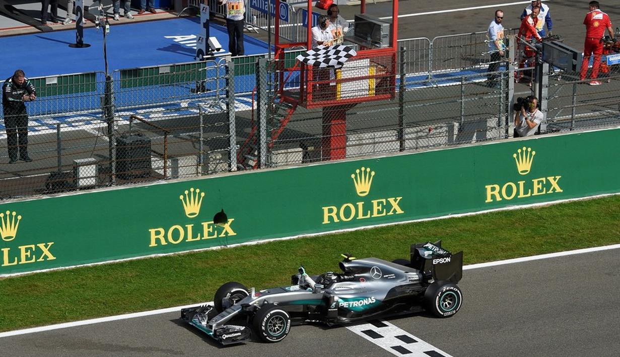Pebalap Mercedes GP, Nico Rosberg, saat finis pertama F1 GP Belgia yang berlangsung di Sirkuit Spa-Francorchamps, Minggu (28/8/2016). (AFP/John Thys)
