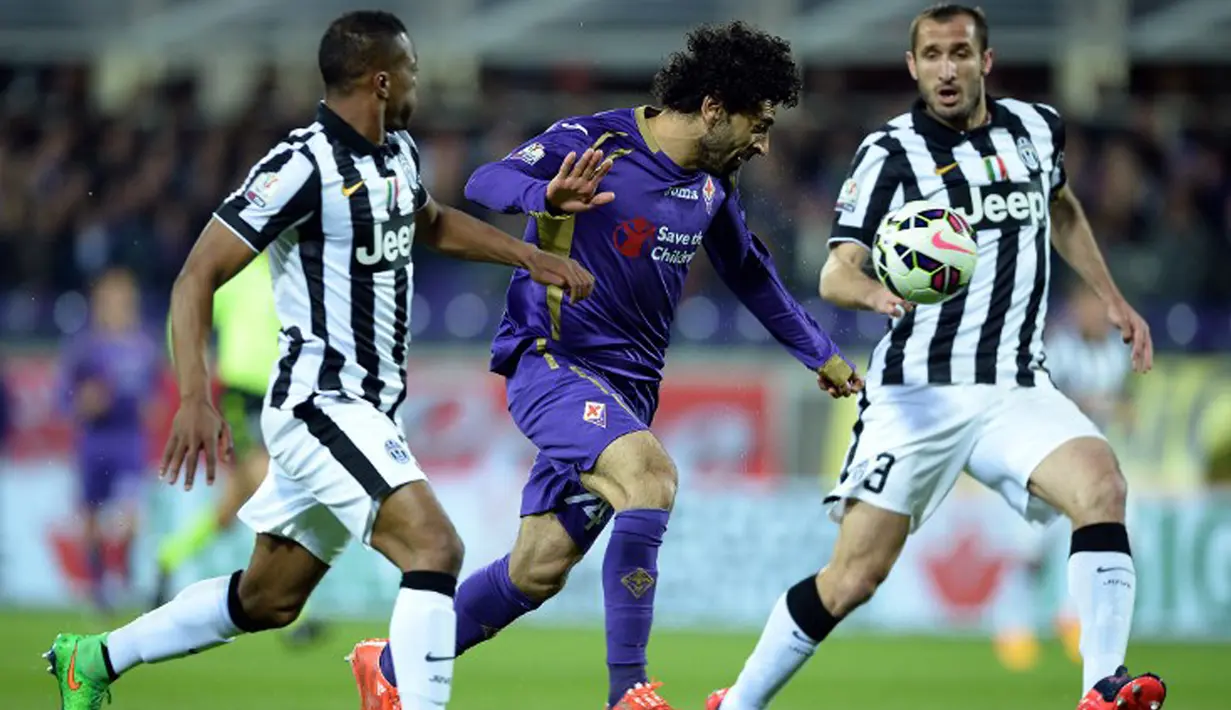 Duel panas terjadi di leg kedua semifinal Coppa Italia antara Fiorentina melawan Juventus di stadion Artemio Franchi, Italia, Rabu (8/4/2015). Juventus menang 3-0 atas Fiorentina. (AFP PHOTO/Filippo Monteforte)