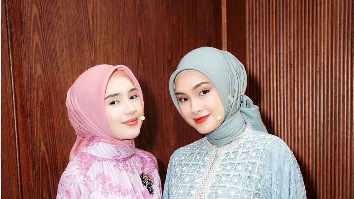 6 Adu Pesona Elegan Beby Tsabina dan Caitlin Halderman dalam Balutan Tunik dan Hijab saat Promosi Film Terbaru