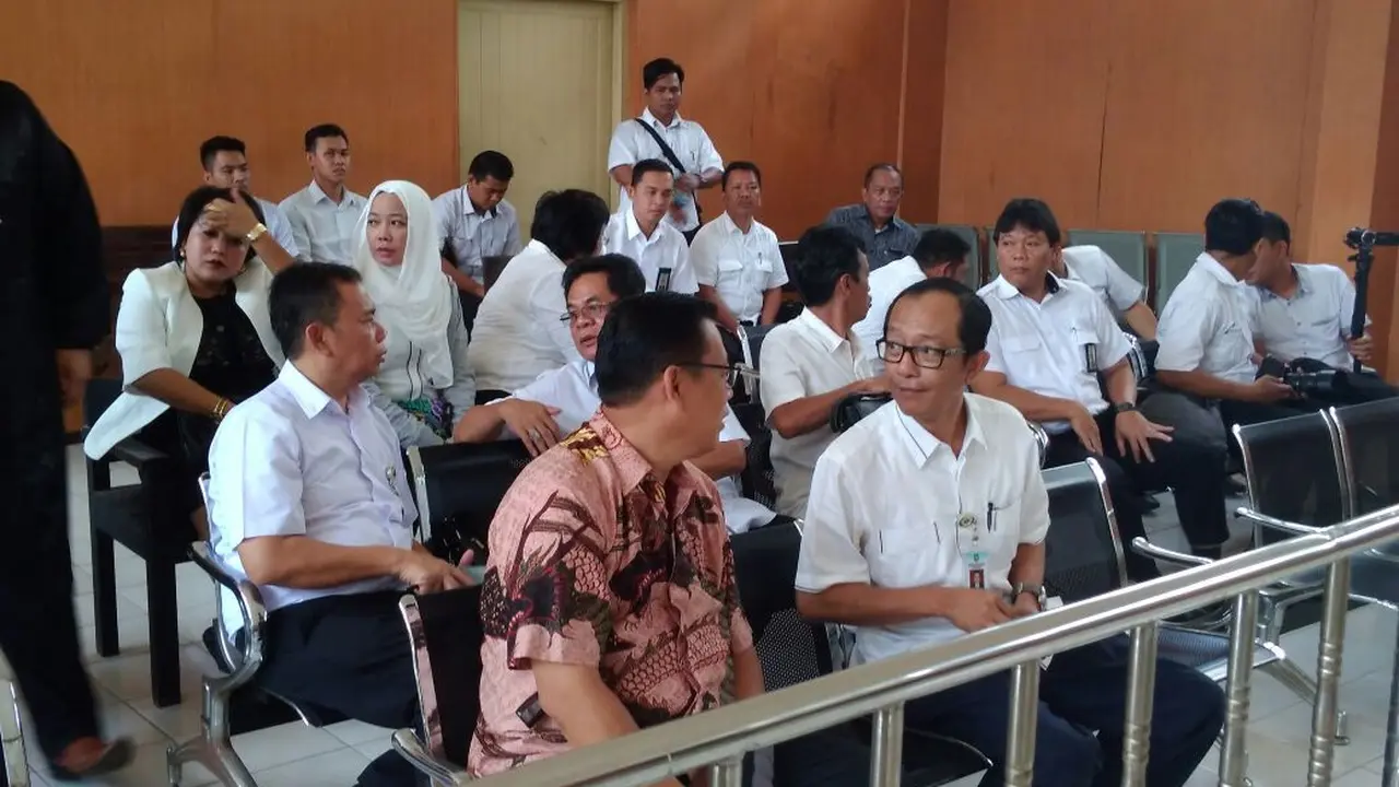 Kedua terdakwa kasus tipikor saat menjalani sidang perdana (Liputan6.com/Nefri Inge)