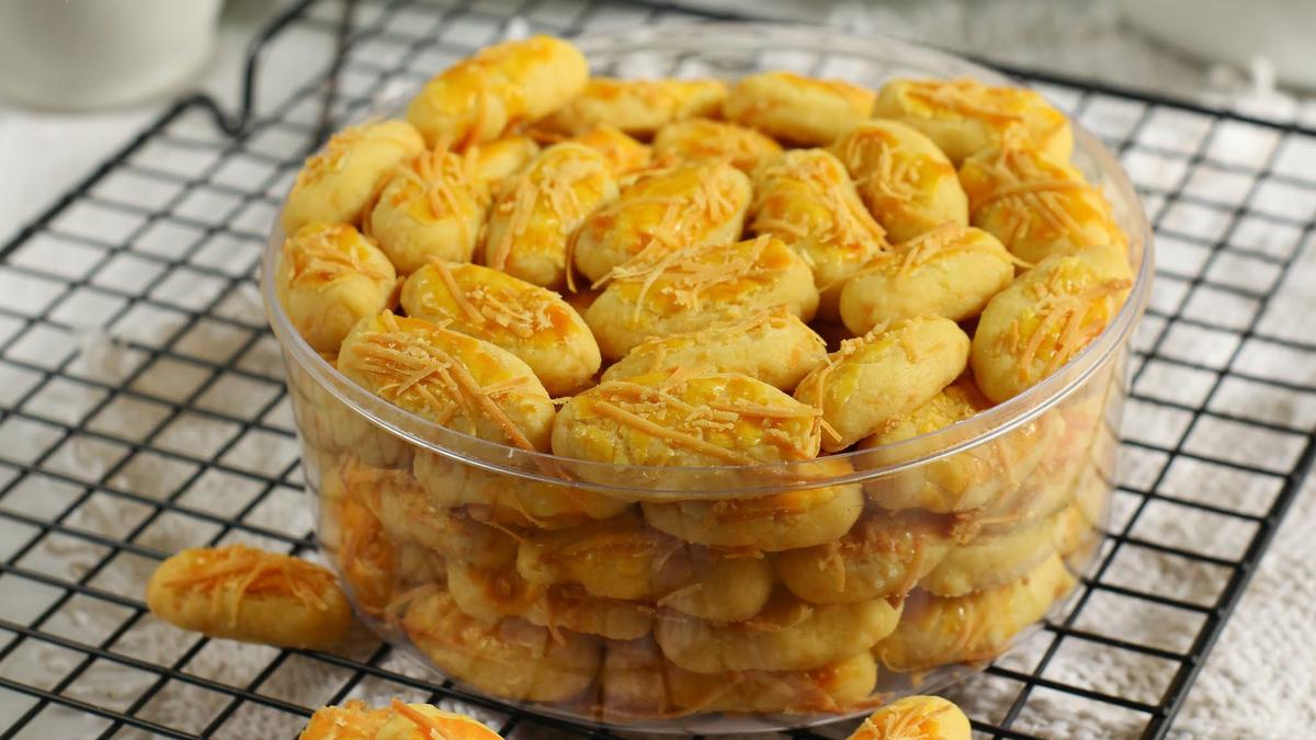 Aneka kue kering tradisional dengan tekstur renyah dan rasa yang menggugah selera, cocok untuk acara spesial