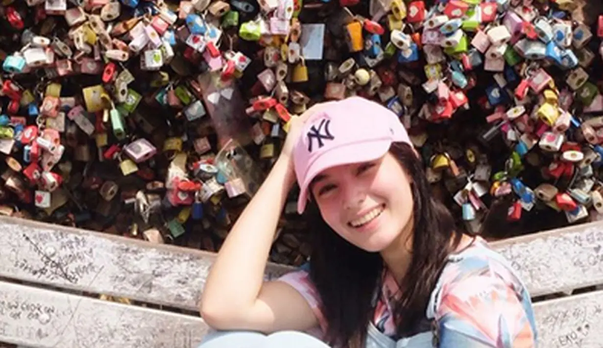 Di sela kesibukannya, pada 8 Juli silam, Chelsea Islan mengunggah foto sedang berada di Namsan Tower, Seoul, Korea Selatan. Yang terkenal dengan Love Lock atau gembok cinta. (Instagram/chelseaislan)