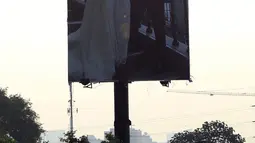 Sebuah billboard ucapan pernikahan di jalan layang Tanjung Barat, Jagakarsa, Jakarta, Kamis (21/9). Papan iklan yang biasanya menyajikan informasi soal produk beralih fungsi menjadi ucapan pernikahan. (Liputan6.com/Immanuel Antonius)