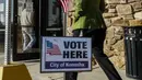 Para pemilih tiba di tempat pemungutan suara di Kenosha, Wisconsin, Amerika Serikat (AS), 3 November 2020. Pemungutan suara pada Hari Pemilihan berlangsung di seluruh AS di tengah pandemi COVID-19 yang berkecamuk dan perpecahan politik yang semakin dalam. (Xinhua/Joel Lerner)