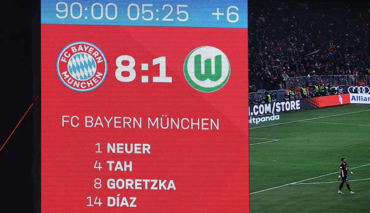 Skor 8-1 terpampang di layar lebar stadion Allianz Arena saat laga lanjutan Liga Jerman 2025/2026 antara Bayern Munchen melawan VfL Wolfsburg, Minggu (11/01/2026) waktu setempat. (AFP/Alexandra Beier)