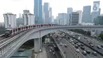 Kereta Lintas Raya Terpadu atau Light Rail Transit (LRT) melintas di jembatan lengkung (longspan) LRT Kuningan, Jakarta, Kamis (3/8/2023). Wakil Menteri BUMN Kartika Wirjoatmodjo menyebutkan konstruksi jembatan lengkung dari Gatot Subroto menuju ke Kuningan salah desain sehingga menyebabkan rangkaian kereta LRT yang melintas harus berjalan melambat. (Liputan6.com/Herman Zakharia)