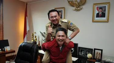 Wakil Pemimpin Redaksi Liputan6.com, Iwan Triono, menggendong Ahok di kantornya, Jakarta, (9/9/14). (Liputan6.com/Johan Tallo)