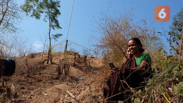 Warga lokal menggunakan smartphone di Desa Aewora, Kecamatan Maurole, Kabupaten Ende, NTT. Liputan6.com/Yuslianson