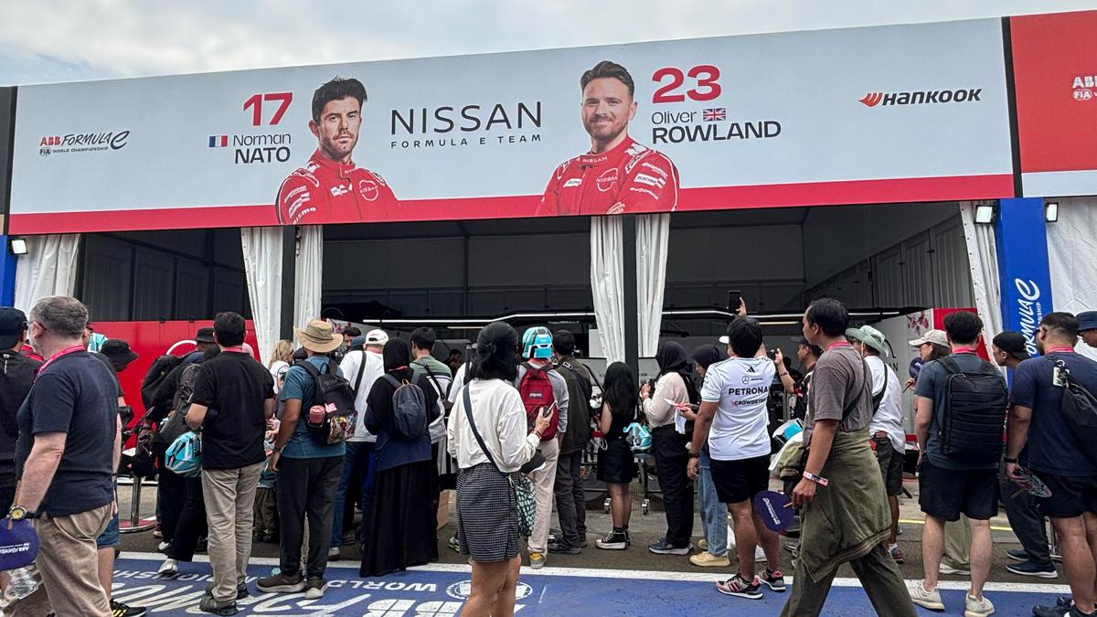 Penonton Antusias Ramaikan Pit Walk dan Fan Sign Formula E Jakarta 2025