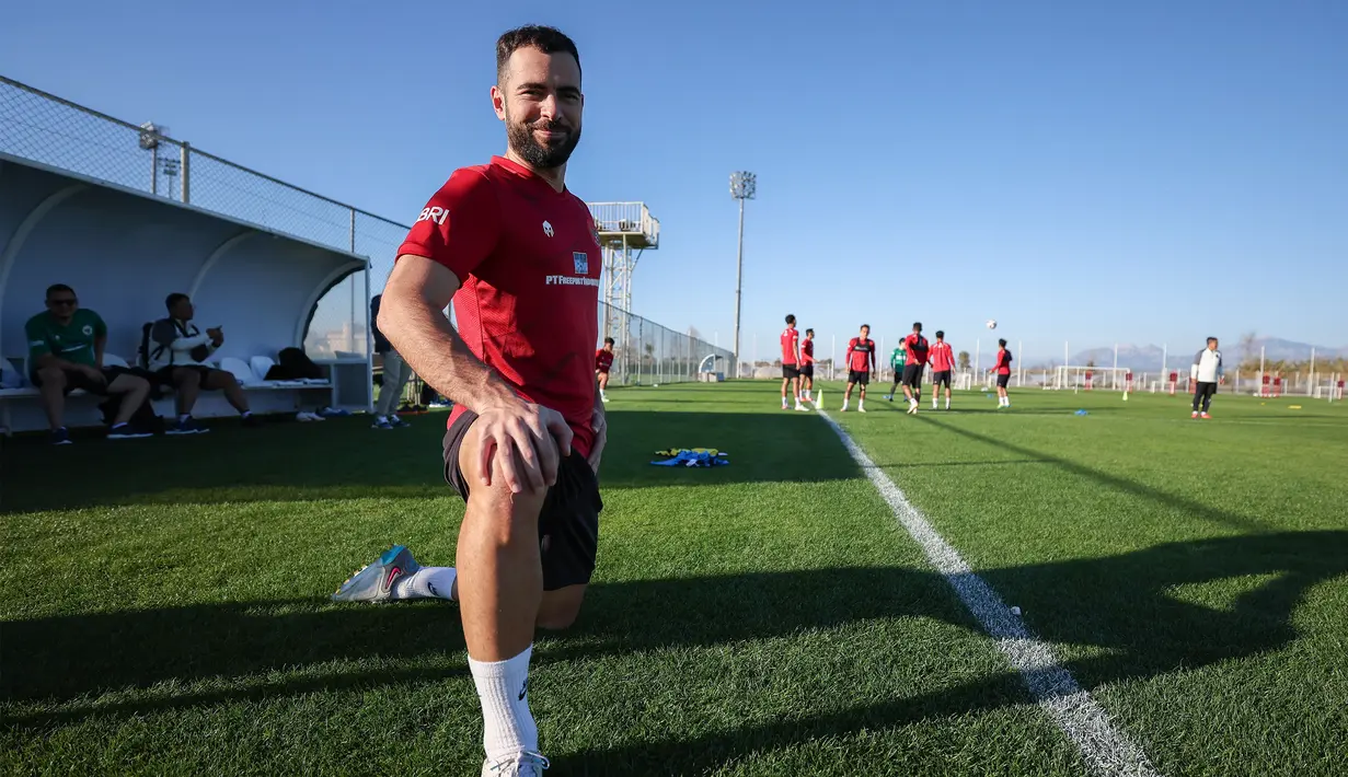 Pemain naturalisasi Timnas Indonesia, Jordi Amat, melakukan pemanasan sebelum mengikuti sesi latihan dalam program pemusatan latihan di Turki, Kamis (28/12/2023). (Dok. PSSI)