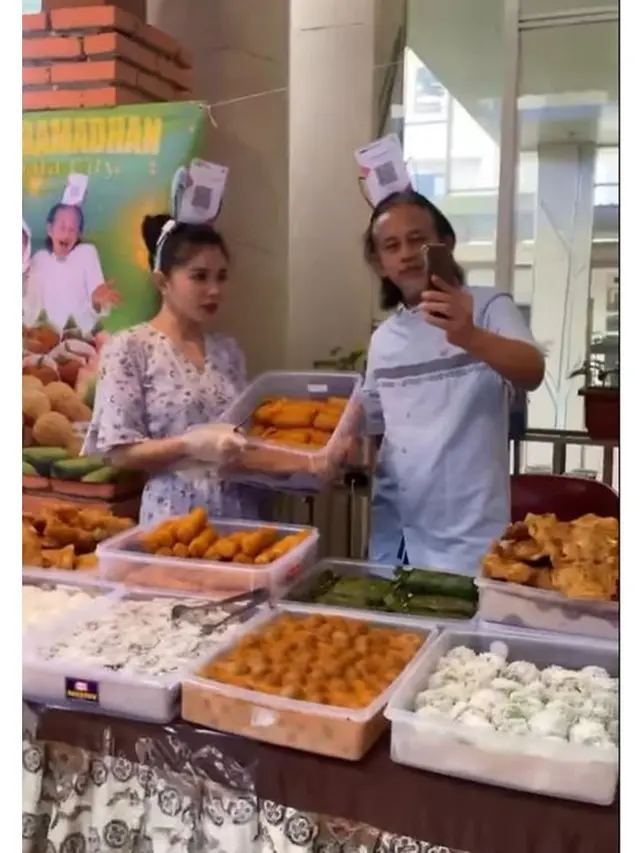 6 Potret Epy Kusnandar dan Istri Jual Takjil di Bazar Ramadhan, Raup Jutaan Rupiah
