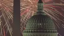 Atraksi kembang api yang berada di atas National Mall US Capitol dan Monumen Nasional AS di Washington DC (4/7). (AFP Photo/Paul J. Richards)