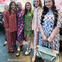 Sarwendah baru saja meluncurkan brand dasternya dengan konsep daster yang nyaman namun tetap stylish meski di rumah. Peluncuran dihadiri para publik figur yang mengenakan daster milik Sarwendah. [@mayaseptha7]