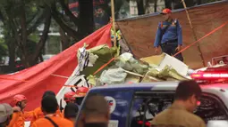 Sebuah pesawat latih jenis TecnamP20006T jatuh di samping Lapangan Sunburst, Bumi Serpong Damai (BSD) Kota Tangerang Selatan. (merdeka.com/Arie Basuki)