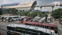 Sejumlah bus AKAP terparkir di Terminal Kampung Rambutan, Jakarta, Senin (18/4/2022). Kepala Terminal Kampung Rambutan Yulza Romadhoni memprediksi harga tiket bus AKAP akan mengalami kenaikan 50 hingga 100 persen dari harga normal yang terjadi H-7 Lebaran. (merdeka.com/Iqbal S. Nugroho)