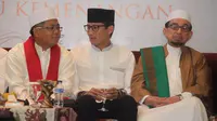 Cawapres Sandiaga Uno (tengah) ditemani Presiden PKS Sohibul Iman (kiri) dan Ketua Majelis Syuro PKS Salim Segaf Al-Jufri (kanan) saat menghadiri maulid Nabi Muhammad SAW di DPP PKS, Jakarta, Minggu (13/1). (Liputan6.com/HO)