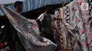 Aktivitas perdagangan tekstil di Pasar Cipadu, Tangerang, Senin (21/9/2020). Asosiasi Pertekstilan Indonesia (API) menyatakan industri Tekstil dan Produk Tekstil (TPT) sudah mulai beroperasi meski belum normal kembali akibat daya beli yang masih rendah di masa pandemi. (Liputan6.com/Angga Yuniar)