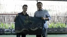 Dani Pedrosa menerima kain batik dari Menteri Pemuda dan Olah Raga Imam Nahrowi di Lapangan Futsal Kuningan Village, Jakarta, Sabtu (13/2/2016). (Bola.com/Nicklas Hanoatubun)