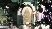 Tangkapan layar video KH Rofiq Malik, pengasuh Pondok Pesantren Al Munir, meninggal dunia saat mengisi ceramah di wisuda santri Ponses Al Murtadho di Desa Blingoh, Donorojo, Jepara, Rabu malam (8/3/2023). (Liputan6.com/ Dok. Ist)