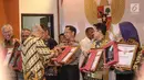 Wapres RI ke-6, Try Sutrisno memberi penghargaan Prestasi Penyelenggaraan Lebaran 2017 kepada Kapolri Jendral Tito Karnavian di Jakarta, Selasa (1/8). UKP-PIP memberi penghargaan kepada 15 instansi pemerintah. (Liputan6.com/Faizal Fanani)