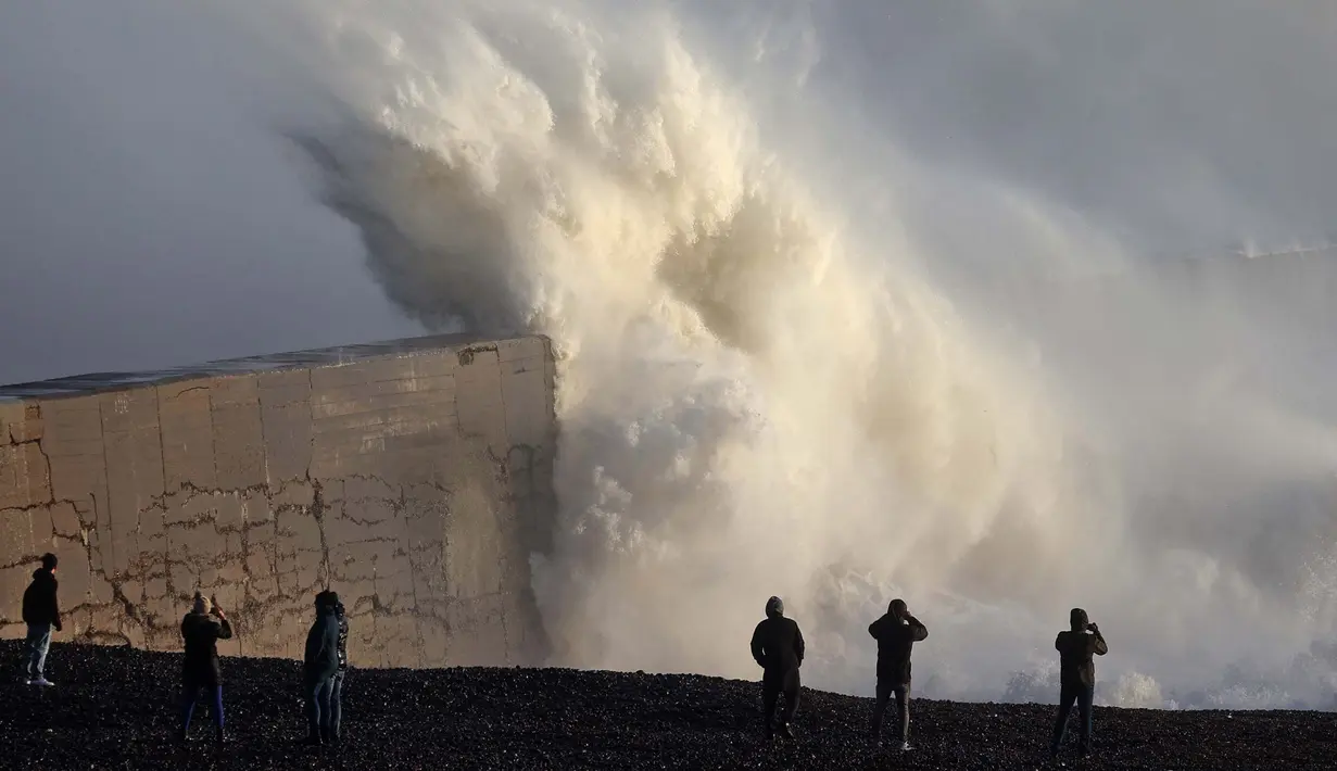 Ombak tinggi menghantam pemecah ombak di Newhaven pada tanggal 2 Januari 2024. (ADRIAN DENNIS/AFP)
