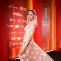 Anya Geraldine tampil cantik manglingi di red carpet FFI 2023 dalam balutan kebaya berwarna peach. [@anyageraldine]