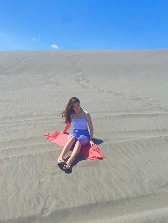 <p>aat ke gurun pasir, Cassandra Lee tampil cantik dengan mengenakan tank top warna putih. [Foto: instagram.com/cassandraslee]</p>