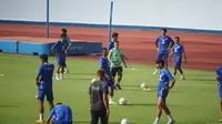 Persib Bandung mulai menjalani latihan rutinitas dilapangan SPOrT Jabar Arcamanik, Bandung, Selasa (2/7/2024) untuk persiapan menatap kompetisi BRI Liga 1 2024/2025 dan AFC Champion League 2. (Bola.com/Erwin Snaz)