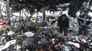 Pedagang mencari sisa barang dagangan usai kebakaran melanda Pasar Blok A Kebayoran Baru, Jakarta Selatan, Rabu (6/3). Diperkirakan sebanyak 414 unit kios hangus terbakar. (merdeka.com/Arie Basuki)