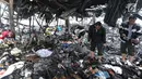 Pedagang mencari sisa barang dagangan usai kebakaran melanda Pasar Blok A Kebayoran Baru, Jakarta Selatan, Rabu (6/3). Diperkirakan sebanyak 414 unit kios hangus terbakar. (merdeka.com/Arie Basuki)