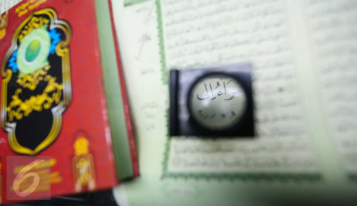 Kaca pembesar digunakan untuk memastikan kualitas hasil cetak di Jakarta, Rabu (11/1). Kementerian Agama meminta agar penerbit dan percetakan Alquran lebih berhati-hati dalam mengontrol penanganan limbah Alquran. (Liputan6.com/Faizal Fanani) 