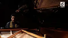 Ade Irawan memiliki bakat bermain piano. Luar biasa karena Ade tidak memiliki penglihatan sejak dilahir dan belajar piano tanpa guru.