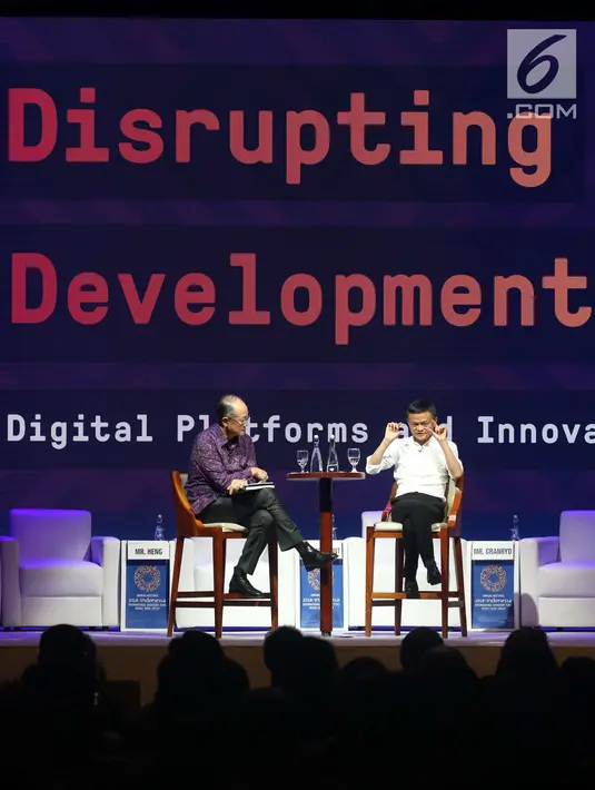 Presiden Bank Dunia Jim Yong kim bersama Pendiri Alibaba Group Jack Ma dalam diskusi panel “Disrupting Development” Pertemuan IMF-Bank Dunia di Nusa Dua, Bali pada Jumat (12/10). (Liputan6.com/Angga Yuniar)