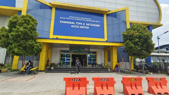 Dinas Perhubungan Kota Depok berkoordinasi dengan Badan Pengelola Transportasi Jabodetabek (BPTJ) untuk melakukan ramp check atau kelayakan kendaraan. (Liputan6.com/Dicky Agung Prihantono)