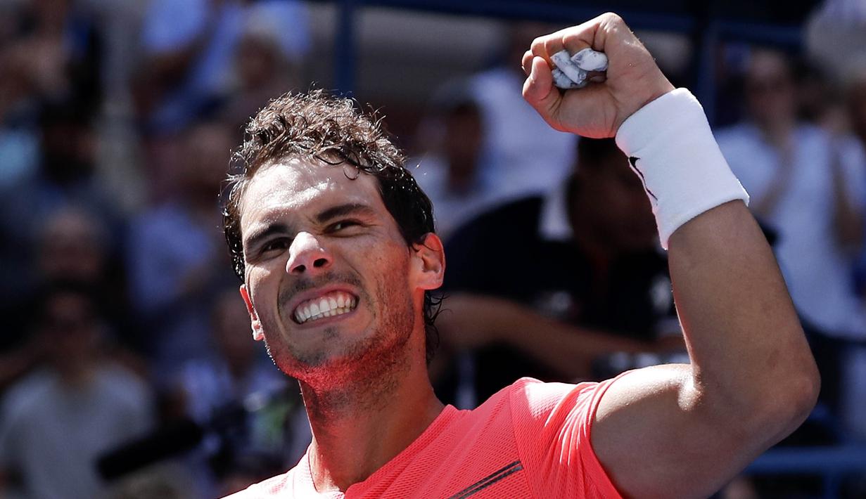 Petenis Spanyol, Rafael Nadal, melakukan selebrasi usai berhasil mengalahkan petenis Ukraina, Alexandr Dolgopolov, pada turnamen AS Terbuka 2017 di New York, Senin (4/9/2017). Nadal menang 6-2, 6-4, 6-1 atas Alexandr Dolgopolov. (AP/Julie Jacobson)