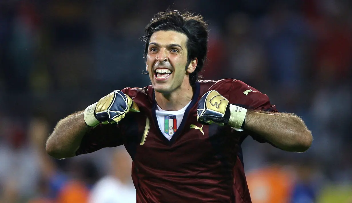 Gianluigi Buffon. Kiper Timnas Italia yang terakhir membela Tim Azzurri pada Piala Dunia 2014 ini menjadi kiper peraih Golden Glove di edisi 2006 saat berlangsung di Jerman. Tampil penuh dalam seluruh 7 laga Italia di Piala Dunia 2006, ia mmapu membawa Tim Azzurri meraih trofi Piala Dunia 2006 usai mengalahkan Prancis di laga final lewat adu penalti 5-3 (1-1). Timnas Italia tak terkalahkan mulai fase grup hingga laga final. Dari 7 laga Italia berhasil 6 kali menang dan 1 kali imbang atas USA 1-1 di fase grup. Buffon mencetak 5 kali clean sheet dan kebobolan 2 gol dari 7 laga tersebut. (AFP/Patrick Hertzog)
