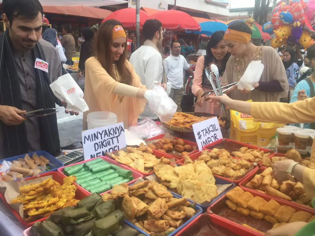 Warga mengerumuni Takji Impor yang dijual oleh pedagan cantik di pasar Rawamangun.