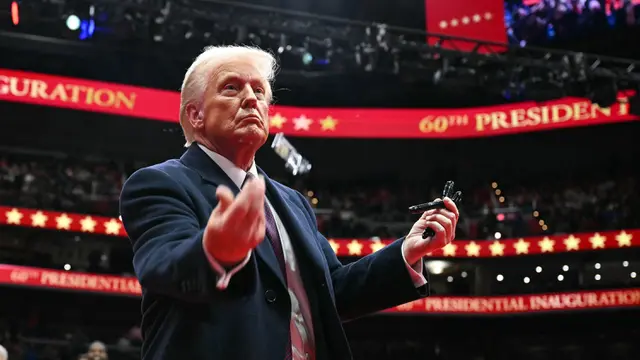 Didampingi JD Vance, Presiden Amerika Serikat Donald Trump Temui Pendukungnya di Capital One Arena
