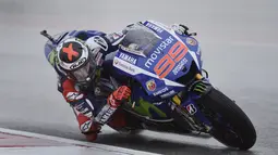 Di bawah hujan deras Jorge Lorenzo mencoba Circuit of the Americas (COTA), Austin, Amerika Serikat. (AP Photo/Tony Gutierrez)