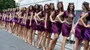 Gadis Grid atau Grid Girls berpose di Sirkuit Kota Baku, jelang Grand Prix Formula 1 Eropa (19/6/2016). Liberty Media selaku pemilik F1 akan menghapus keberadaan Grid Girls. (AFP FOTO / Andrej Isakovic)