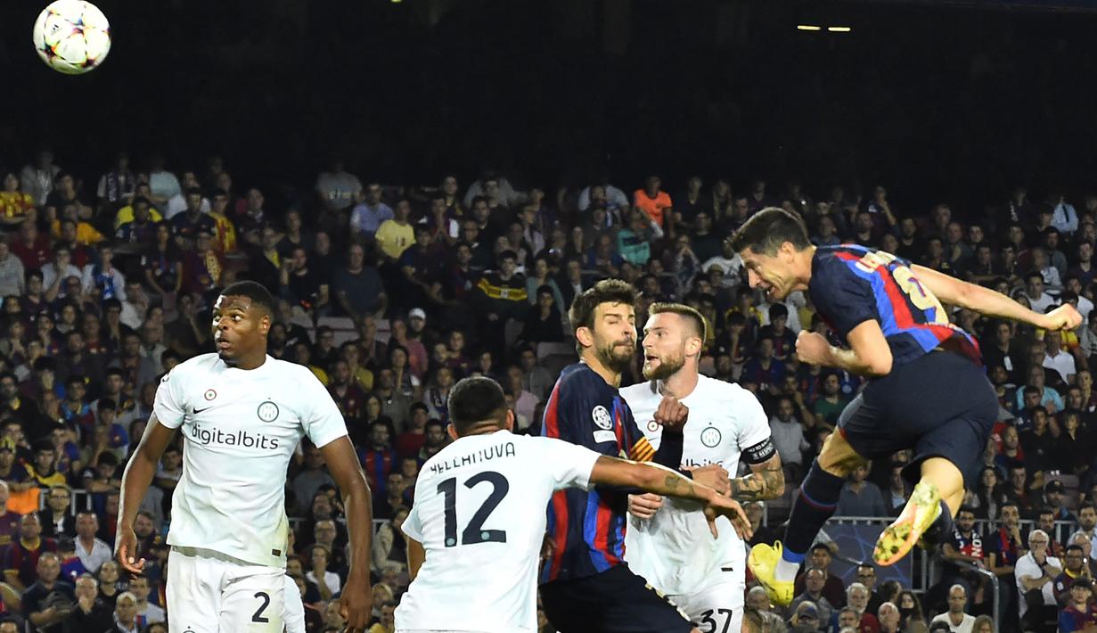 Robert Lewandowski. Tampil dalam 5 laga Barcelona di fase Grup C Liga Champions 2022/2023, striker asal Polandia berusia 34 tahun ini menempati posisi ketiga dalam daftar top skor dengan torehan 5 gol. Kelima golnya dicetak dalam dua laga saja, yaitu berupa hattrick pada matchday pertama kontra Viktoria Plzen (7/9/2022) dan sebuah brace pada matchday keempat kontra Inter Milan (12/10/2022). Sayang, koleksi golnya tak mungkin bertambah di Liga Champions musim ini, karena Barcelona harus tersingkir dan akan bermain di Europa League di sisa musim. (AFP/Pau Barrena)