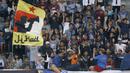 Suporter Universitas Muhammadiyah Malang (UMM) memberikan dukungan pada laga final Torabika Campus Cup 2017 di Stadion UM, Malang, Kamis, (02/11/2017). UMM menang 2-0 atas UM. (Bola.com/M Iqbal Ichsan)
